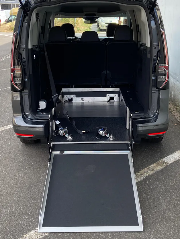 VW Caddy Maxi Kombi Premium 1.5 TSI DSG Rollstuhltransport 5+1 Plätze