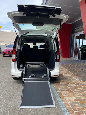 VW Caddy Maxi Kombi 2.0 TDi DSG Rollstuhltransport 5+1 Plätze