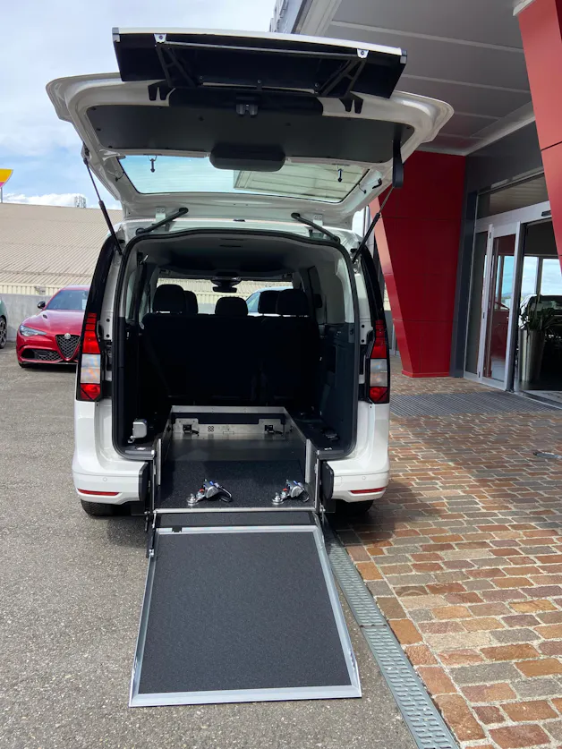 VW Caddy Maxi Kombi 2.0 TDi DSG Rollstuhltransport 5+1 Plätze