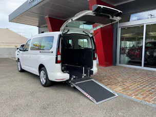 VW Caddy Maxi Kombi 2.0 TDi DSG Rollstuhltransport 5+1 Plätze