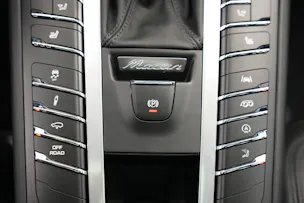 PORSCHE Macan Turbo PDK *CH-Fahrzeug* *Keramik* *Burmester* *Panorama*