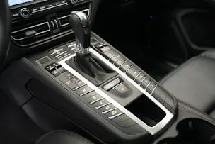 PORSCHE Macan Turbo PDK *CH-Fahrzeug* *Keramik* *Burmester* *Panorama*
