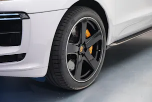 PORSCHE Macan Turbo PDK *CH-Fahrzeug* *Keramik* *Burmester* *Panorama*
