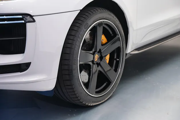 PORSCHE Macan Turbo PDK *CH-Fahrzeug* *Keramik* *Burmester* *Panorama*