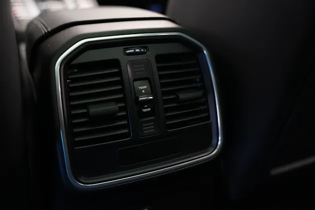 PORSCHE Macan Turbo PDK *CH-Fahrzeug* *Keramik* *Burmester* *Panorama*