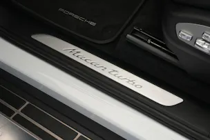 PORSCHE Macan Turbo PDK *CH-Fahrzeug* *Keramik* *Burmester* *Panorama*