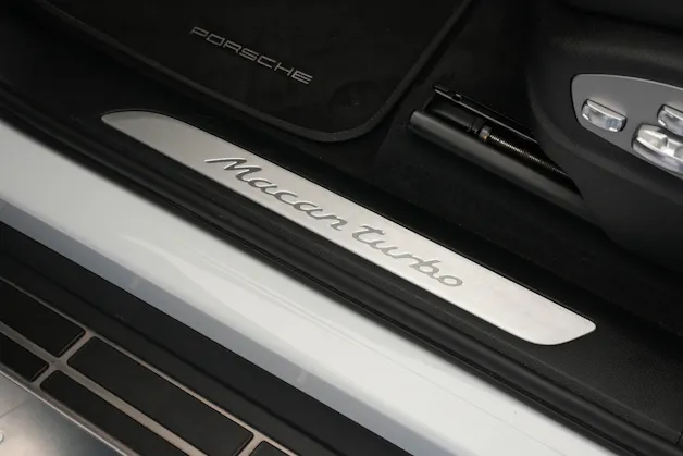 PORSCHE Macan Turbo PDK *CH-Fahrzeug* *Keramik* *Burmester* *Panorama*