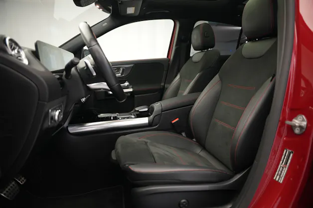 MERCEDES-BENZ GLA 200 AMG Line 7G-DCT *CH-Fahrzeug* *Panorama*