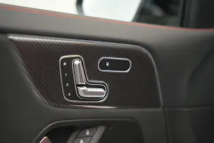 MERCEDES-BENZ GLA 200 AMG Line 7G-DCT *CH-Fahrzeug* *Panorama*