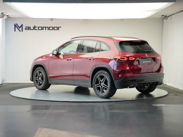 MERCEDES-BENZ GLA 200 AMG Line 7G-DCT *CH-Fahrzeug* *Panorama*