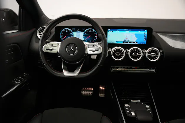 MERCEDES-BENZ GLA 200 AMG Line 7G-DCT *CH-Fahrzeug* *Panorama*