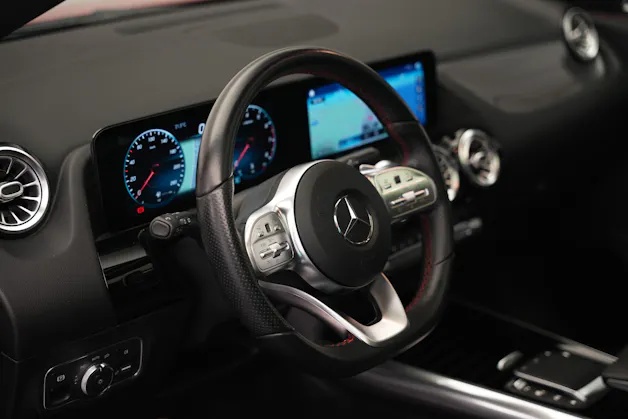 MERCEDES-BENZ GLA 200 AMG Line 7G-DCT *CH-Fahrzeug* *Panorama*