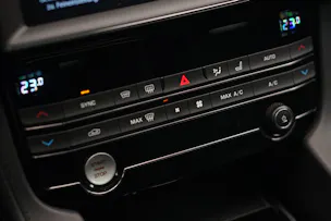 Jaguar F-Pace 30t 2.0 Prestige AWD Automatik *CH-Fahrzeug* *Panoramadach* *Assistenzpaket