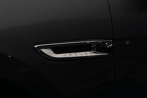Jaguar F-Pace 30t 2.0 Prestige AWD Automatik *CH-Fahrzeug* *Panoramadach* *Assistenzpaket