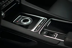 Jaguar F-Pace 30t 2.0 Prestige AWD Automatik *CH-Fahrzeug* *Panoramadach* *Assistenzpaket