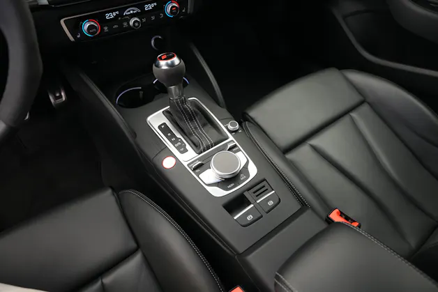 AUDI RS3 Limousine 2.5 TSI quattro S-tronic *Sportsitze* *Assistenzpaket* *B&O*