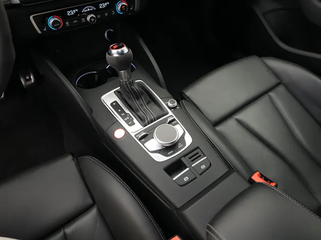 AUDI RS3 Limousine 2.5 TSI quattro S-tronic *Sportsitze* *Assistenzpaket* *B&O*