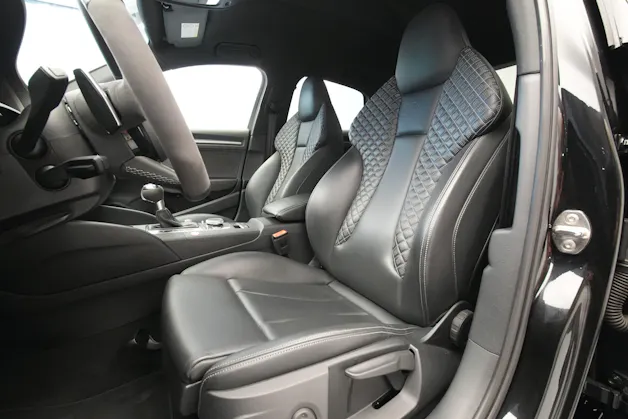 AUDI RS3 Limousine 2.5 TSI quattro S-tronic *Sportsitze* *Assistenzpaket* *B&O*