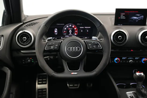 AUDI RS3 Limousine 2.5 TSI quattro S-tronic *Sportsitze* *Assistenzpaket* *B&O*