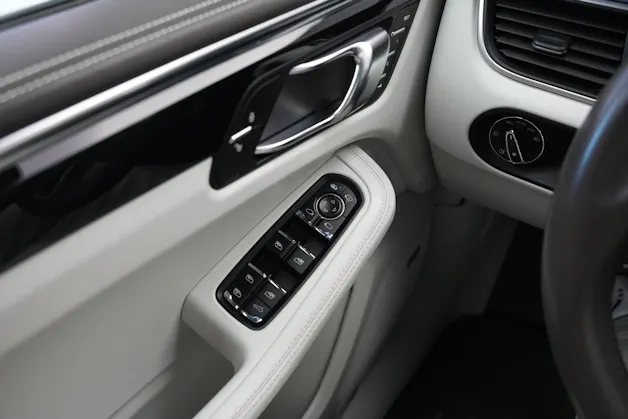 PORSCHE Macan Turbo PDK *CH-Fahrzeug* *Chrono*