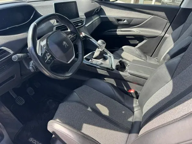 PEUGEOT 5008 1.2 Pure Tech Allure