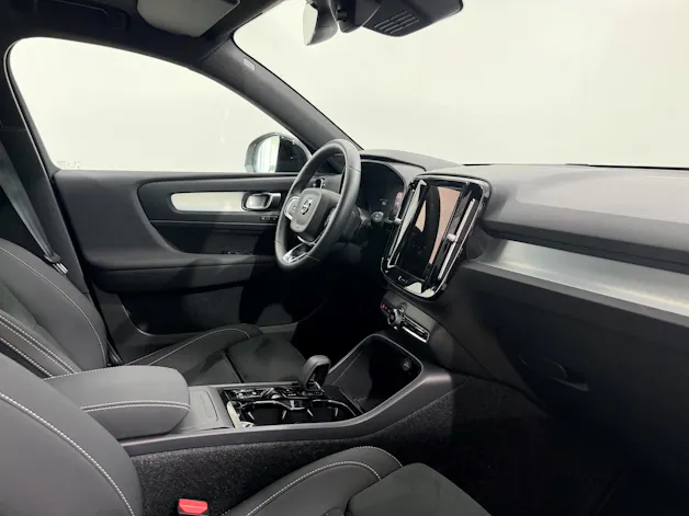 VOLVO XC40 2.0 B3 MH Plus Dark
