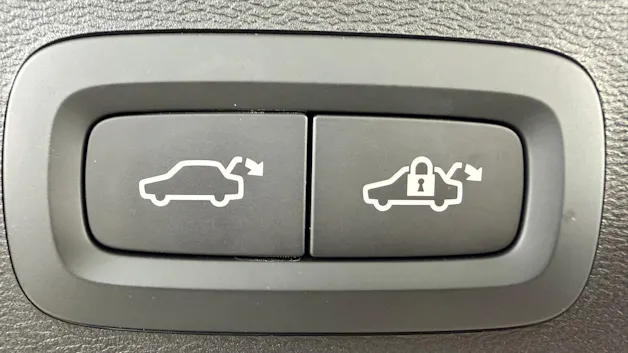 VOLVO XC40 2.0 B3 MH Plus Dark