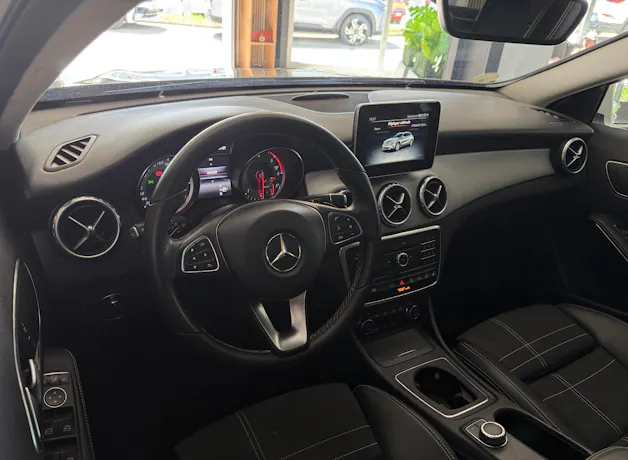MERCEDES-BENZ GLA 220 d Urban 4Matic 7G-DCT