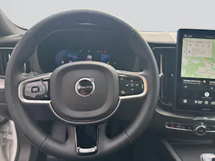 VOLVO XC60 B5 Benzin Mild Hybrid AWD Plus Black Edition Geartronic