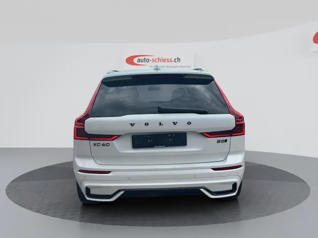 VOLVO XC60 B5 Benzin Mild Hybrid AWD Plus Black Edition Geartronic