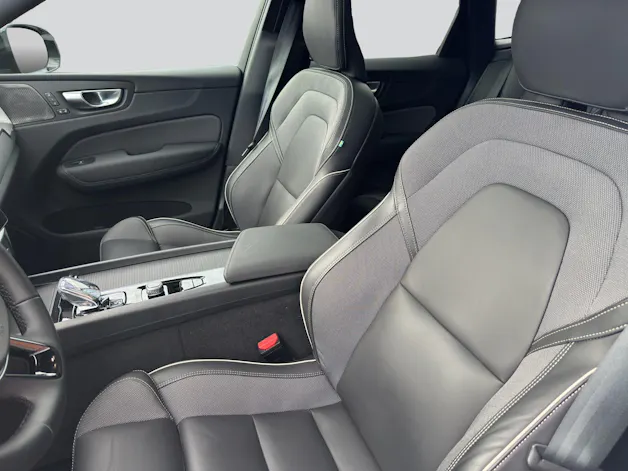 VOLVO XC60 B5 Benzin Mild Hybrid AWD Plus Black Edition Geartronic