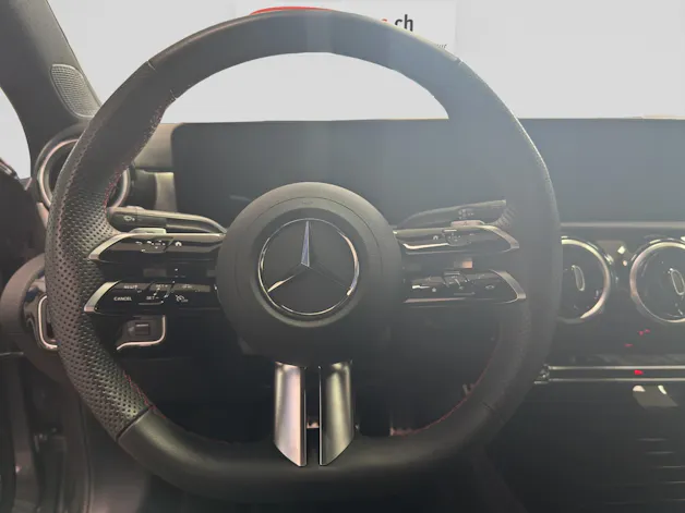 MERCEDES-BENZ A 200 7G-DCT AMG-LINE