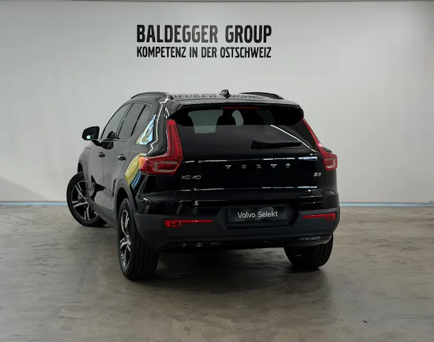 VOLVO XC40 2.0 B3 MH Plus Dark