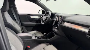 VOLVO XC40 2.0 B3 MH Plus Dark