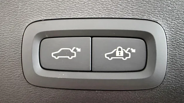 VOLVO XC40 2.0 B3 MH Plus Dark