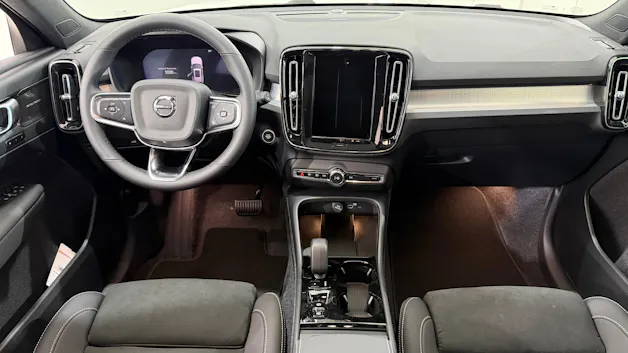 VOLVO XC40 2.0 B3 MH Plus Dark