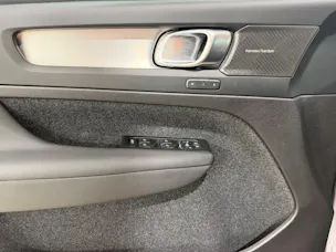 VOLVO XC40 2.0 B3 MH Plus Dark