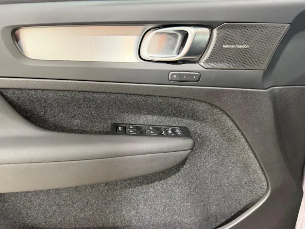 VOLVO XC40 2.0 B3 MH Plus Dark