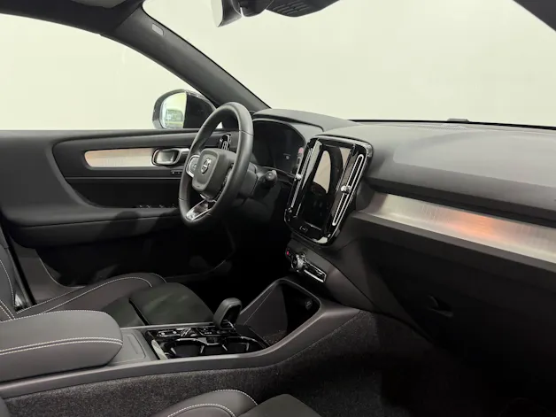 VOLVO XC40 2.0 B3 MH Plus Dark