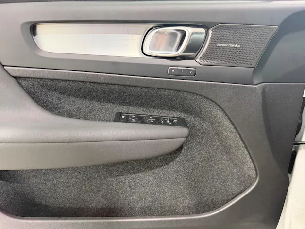 VOLVO XC40 2.0 B3 MH Plus Dark