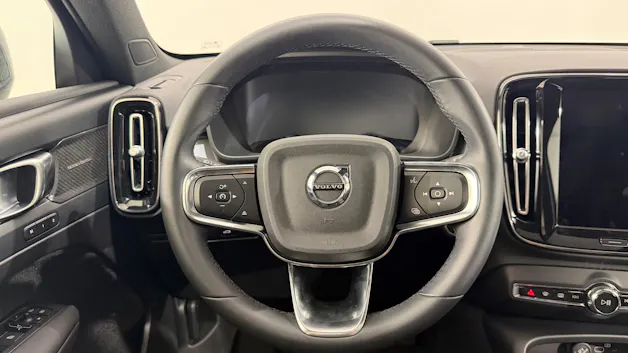 VOLVO XC40 2.0 B3 MH Plus Dark