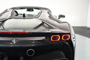 FERRARI SF90 Spider *CH-Fahrzeug* *Nero Daytona* *Carbon*