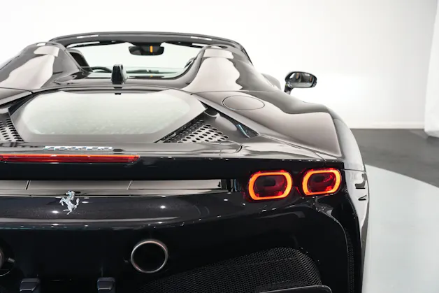 FERRARI SF90 Spider *CH-Fahrzeug* *Nero Daytona* *Carbon*