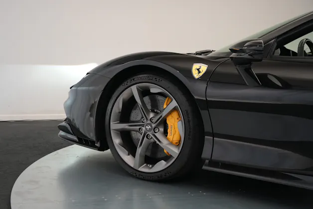 FERRARI SF90 Spider *CH-Fahrzeug* *Nero Daytona* *Carbon*