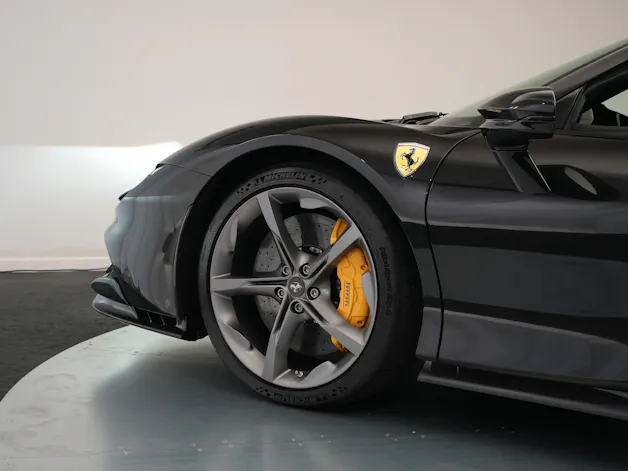 FERRARI SF90 Spider *CH-Fahrzeug* *Nero Daytona* *Carbon*