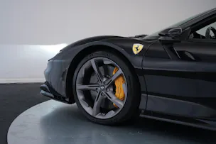 FERRARI SF90 Spider *CH-Fahrzeug* *Nero Daytona* *Carbon*