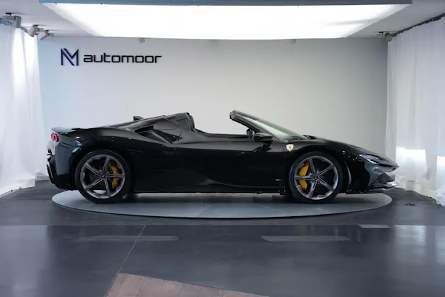 FERRARI SF90 Spider *CH-Fahrzeug* *Nero Daytona* *Carbon*