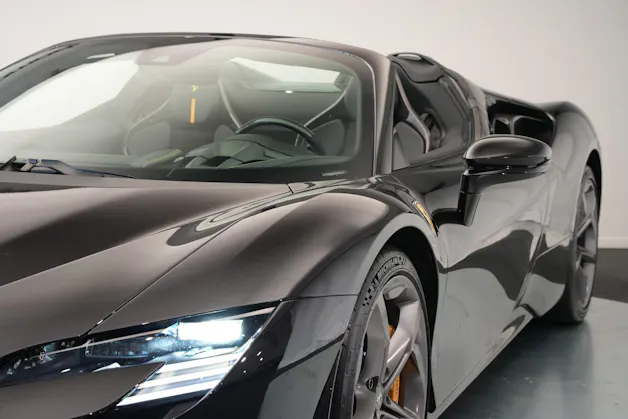 FERRARI SF90 Spider *CH-Fahrzeug* *Nero Daytona* *Carbon*