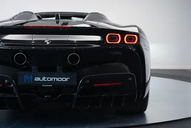 FERRARI SF90 Spider *CH-Fahrzeug* *Nero Daytona* *Carbon*