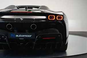 FERRARI SF90 Spider *CH-Fahrzeug* *Nero Daytona* *Carbon*